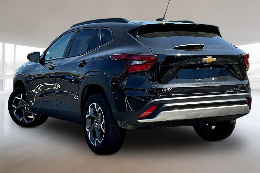 Used 2025 Chevrolet Trax LT FWD image 4