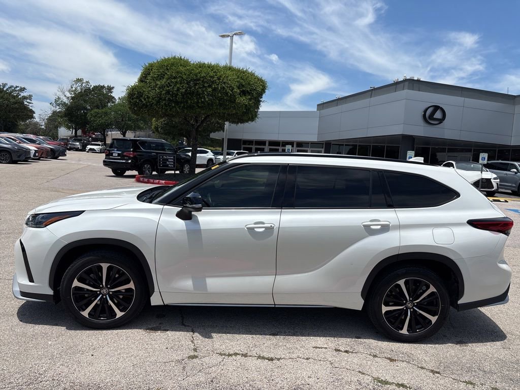 Used 2021 Toyota Highlander XSE FWD image 2