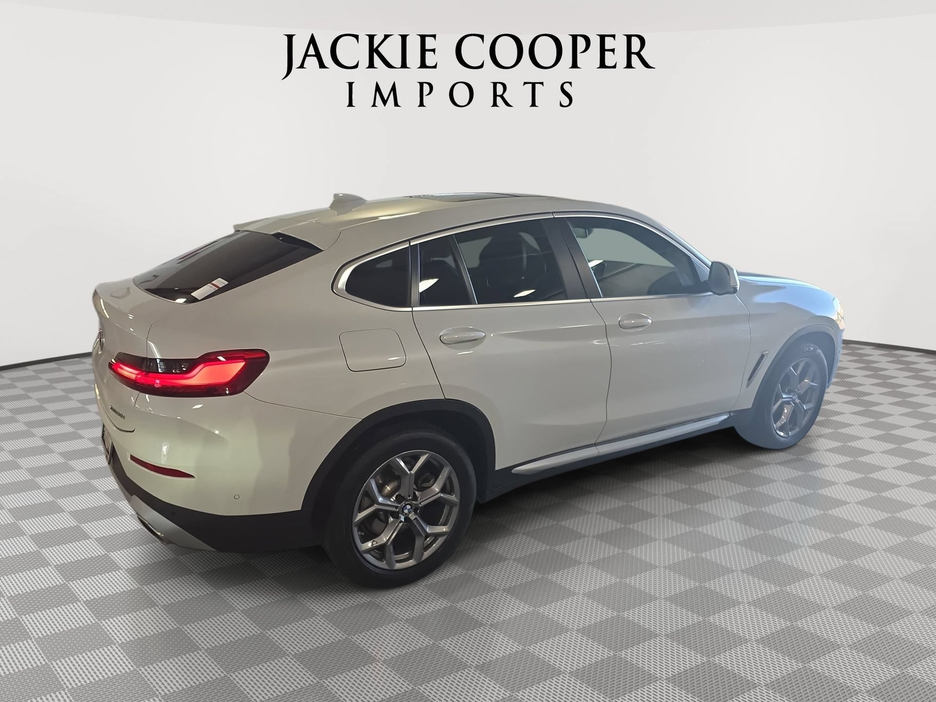 Used 2024 BMW X4 xDrive30i w/ Parking Assistance Package AWD/4WD image 5