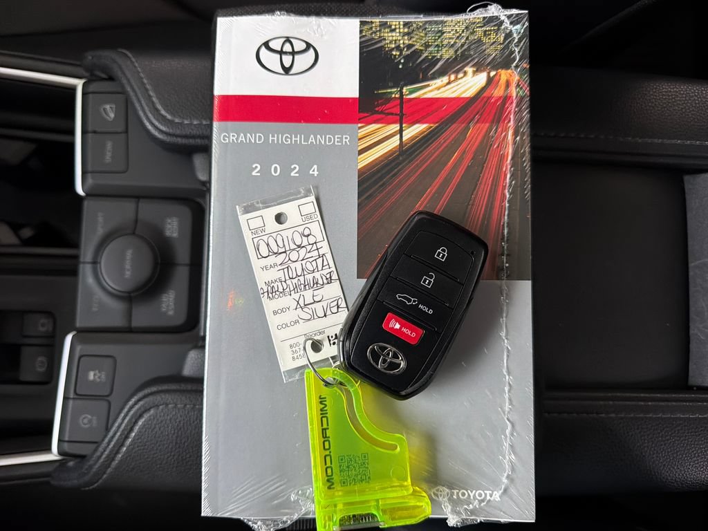 Used 2024 Toyota Grand Highlander AWD image 38