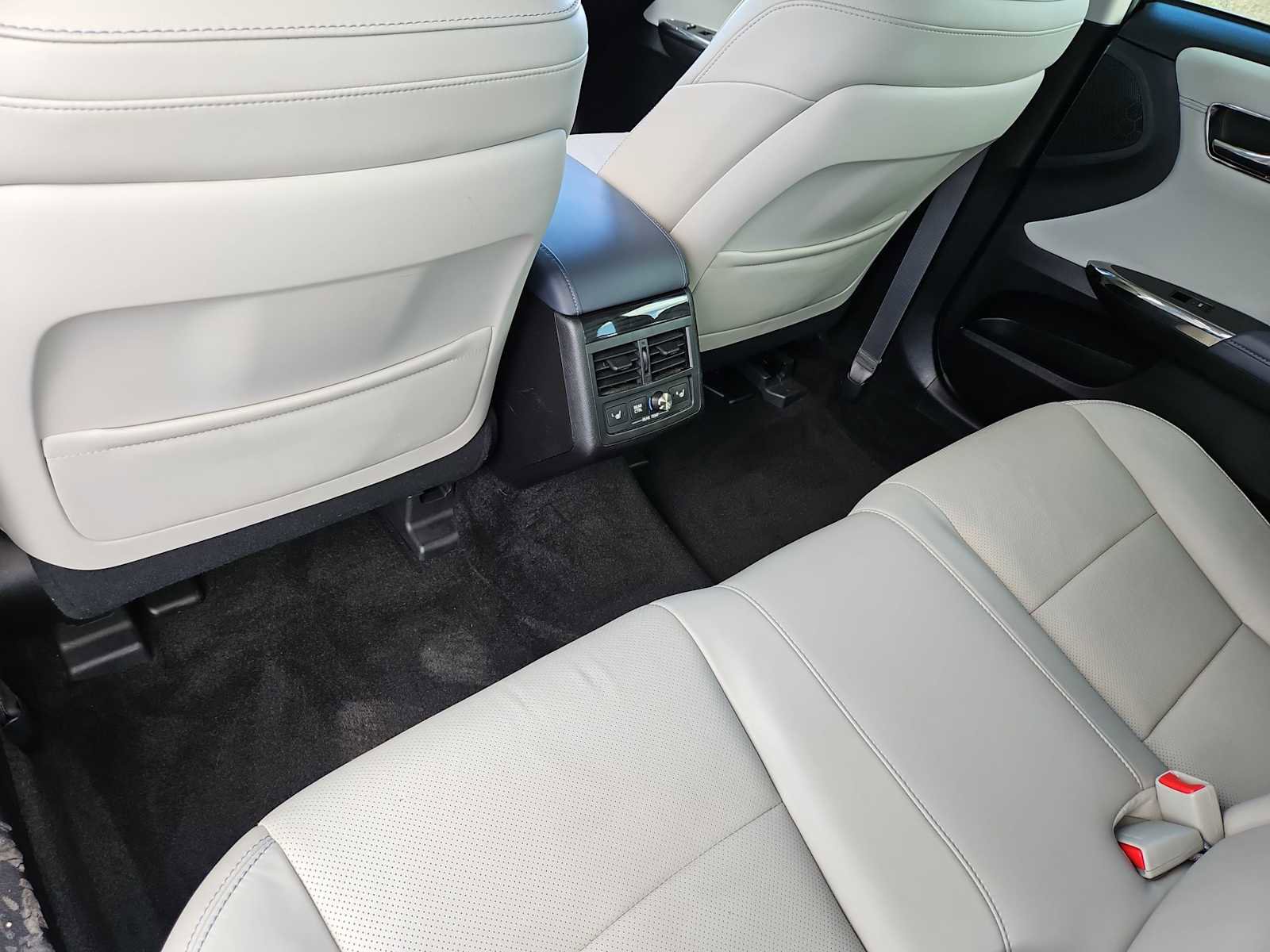 Used 2014 Toyota Avalon Limited image 19