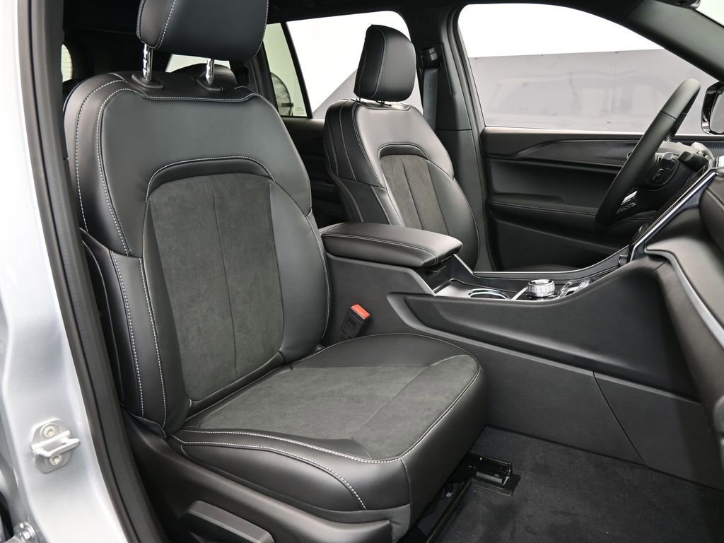 New 2025 Jeep Grand Cherokee Altitude image 36