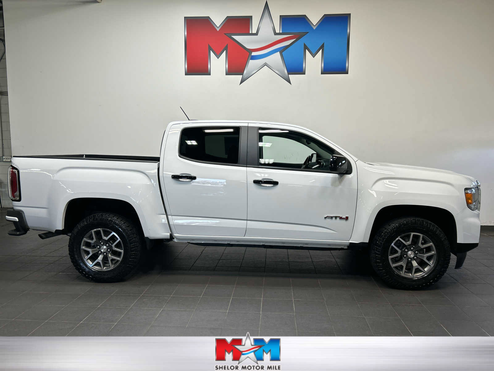 Used 2022 GMC Canyon AT4 w/ Trailering Package AWD/4WD image 1