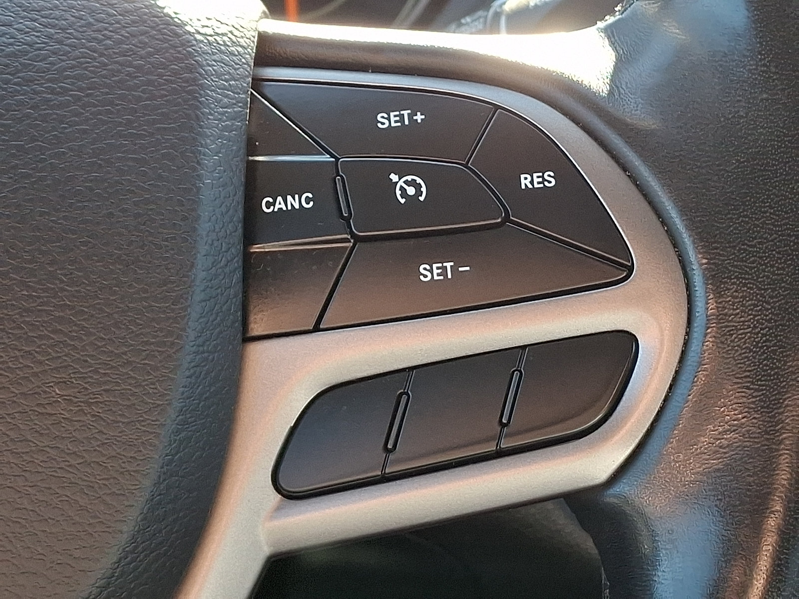 Used 2019 Jeep Cherokee Latitude Plus w/ Cold Weather Group AWD/4WD image 22
