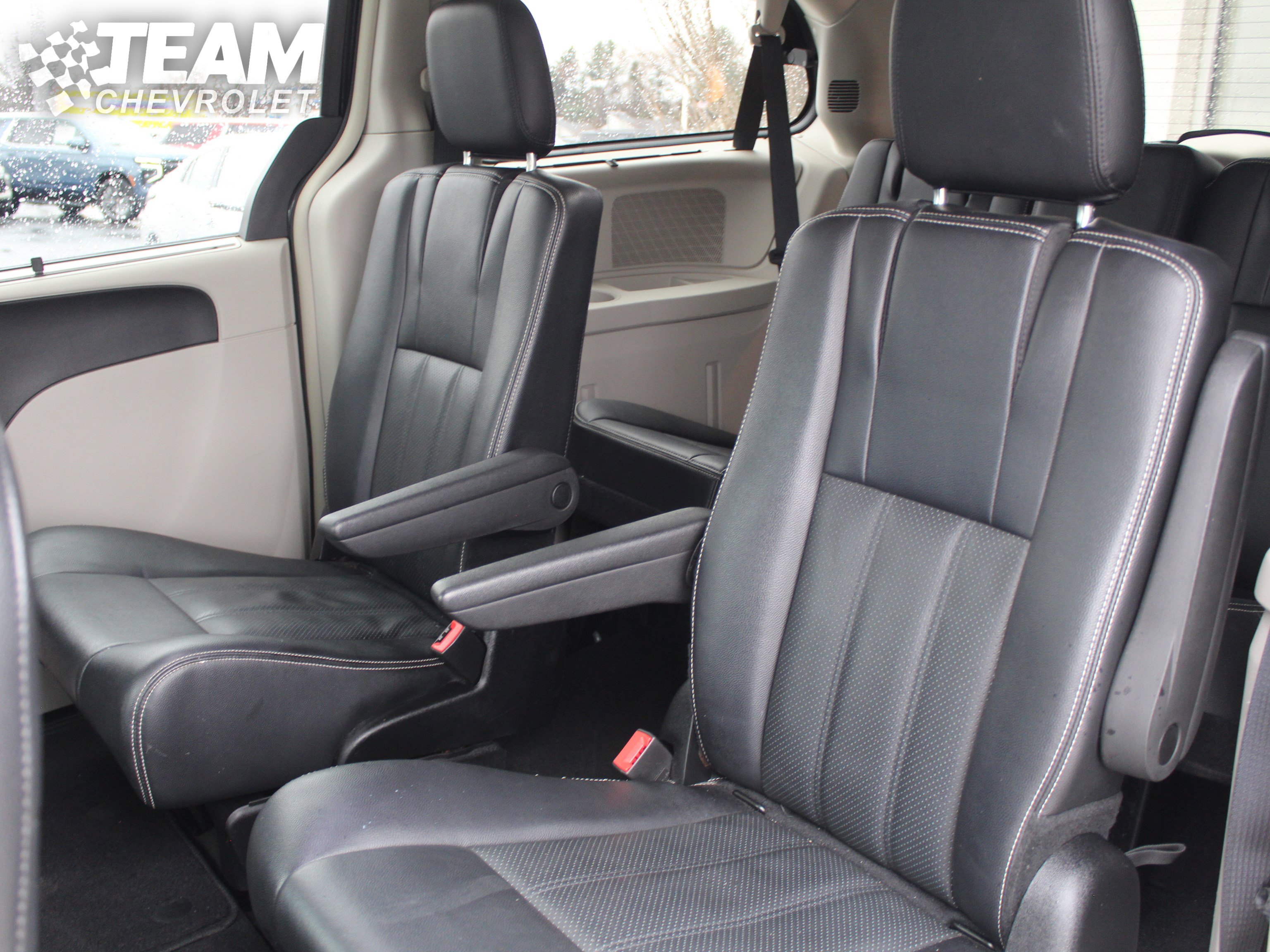 Used 2015 Chrysler Town & Country Touring-L w/ Driver Convenience Group image 22