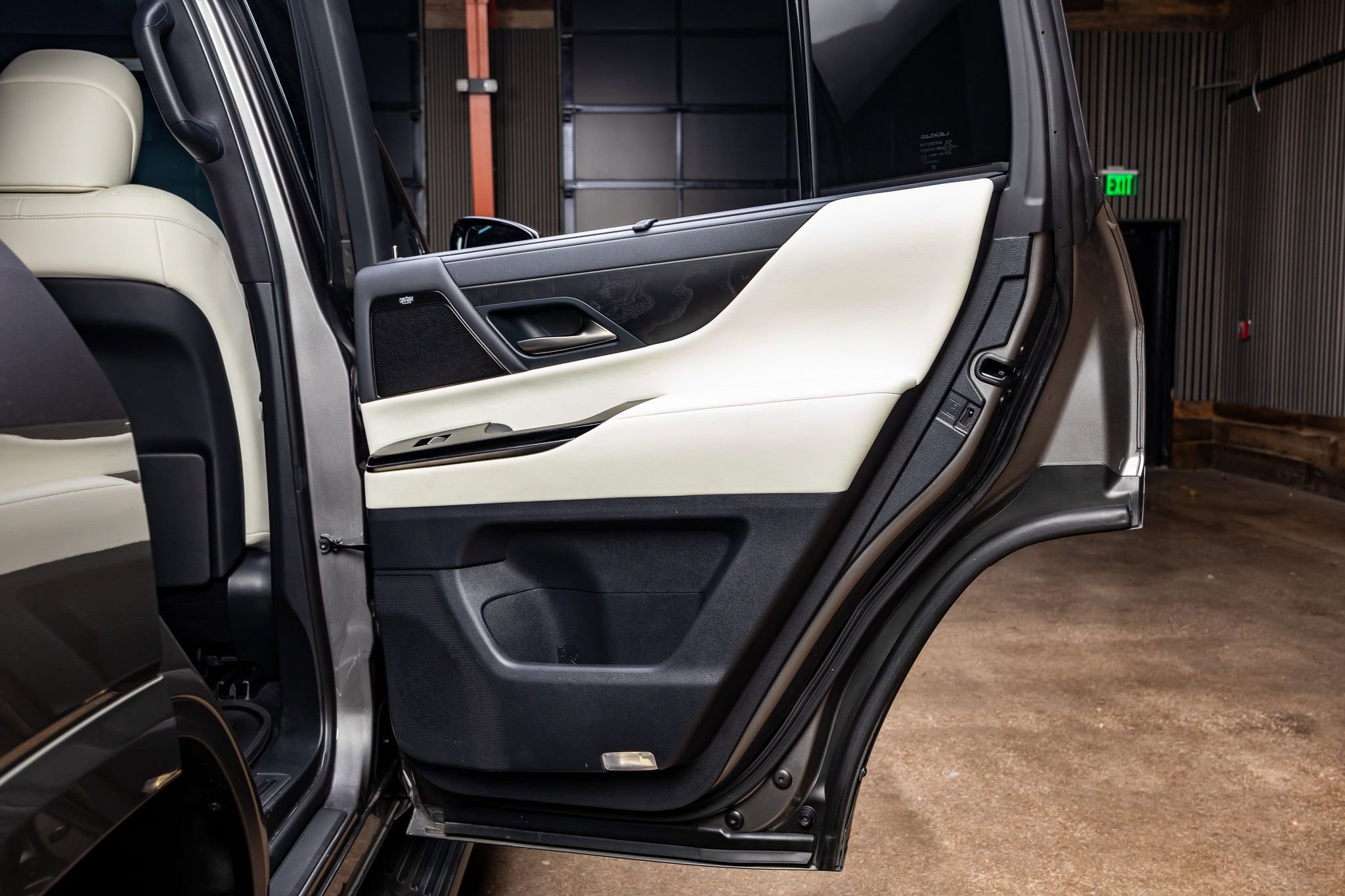 Used 2024 Lexus LX 600 4WD w/ Luxury Package image 38