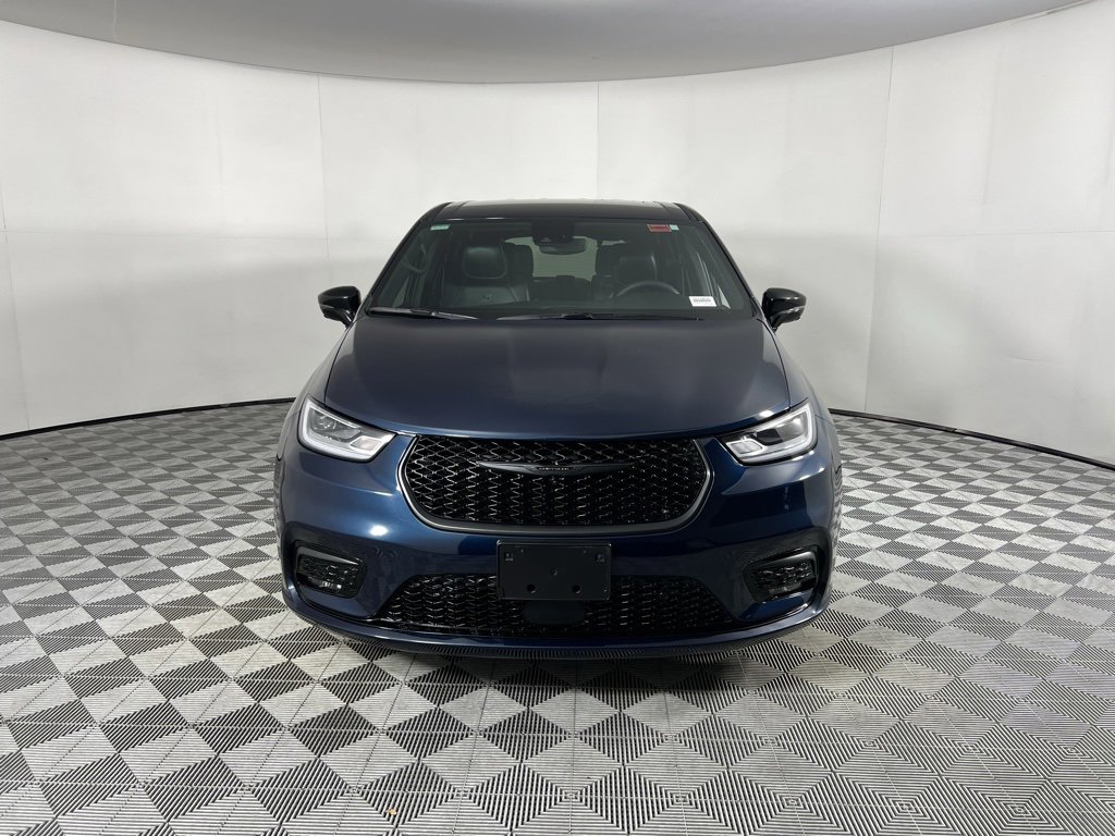 Certified 2024 Chrysler Pacifica Limited image 10