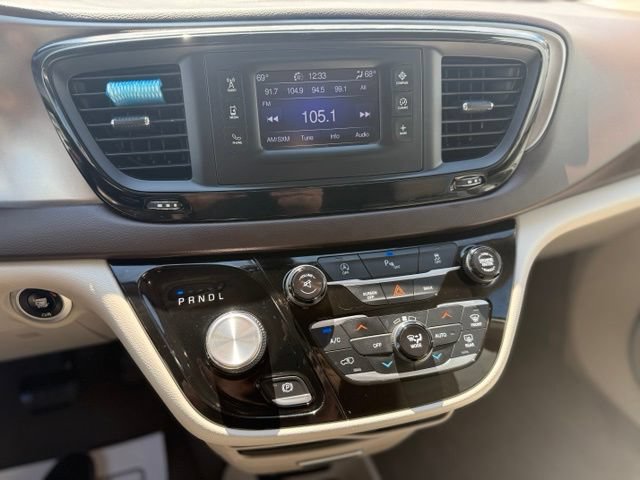 Used 2017 Chrysler Pacifica Touring-L FWD image 12