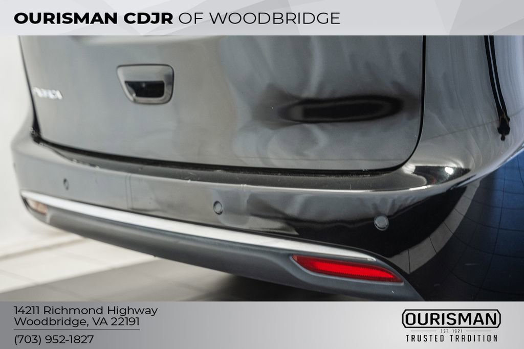 Used 2024 Chrysler Pacifica Touring-L image 9