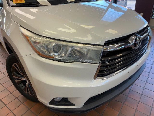 Used 2016 Toyota Highlander XLE image 2