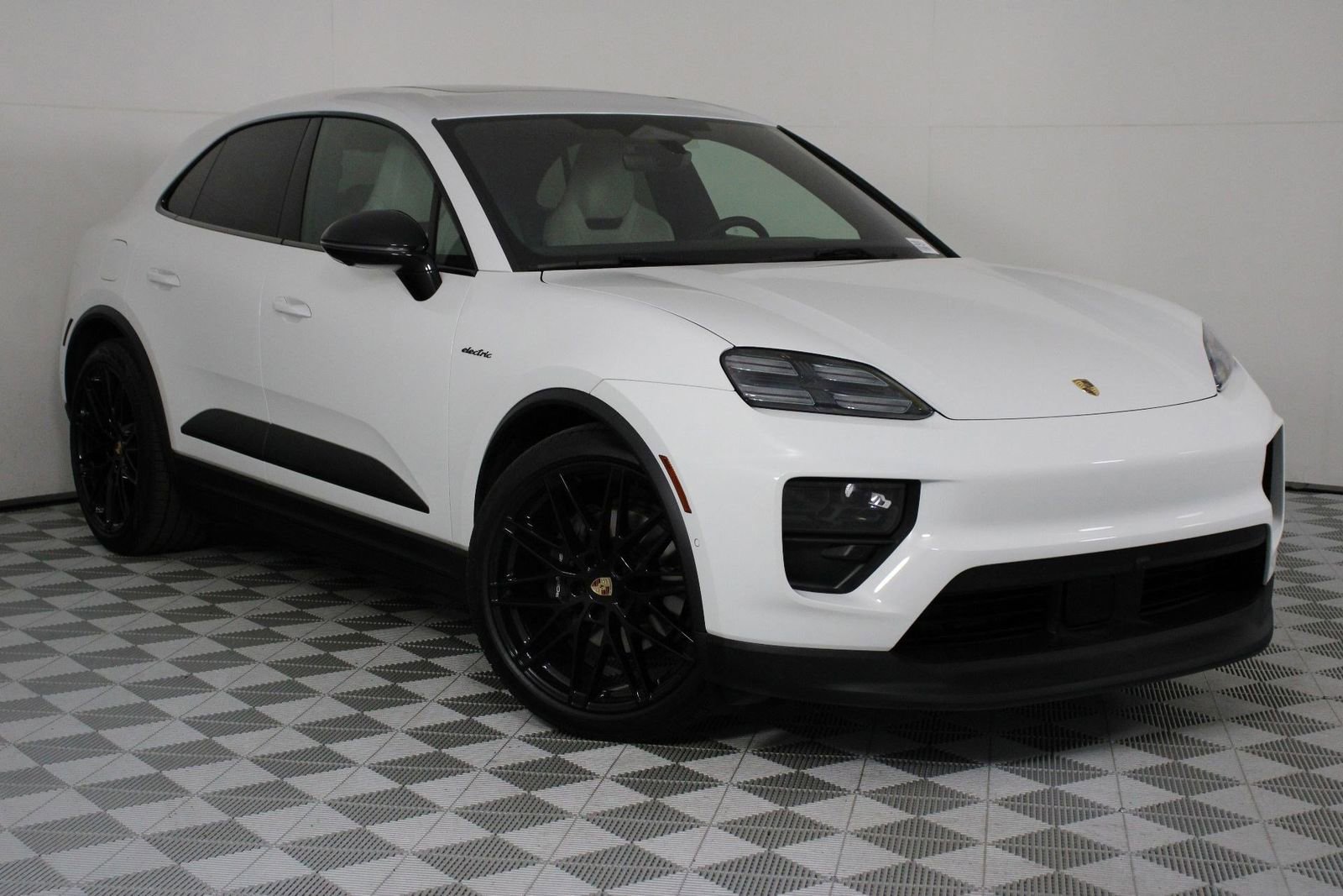 Certified 2025 Porsche Macan Electric image 9