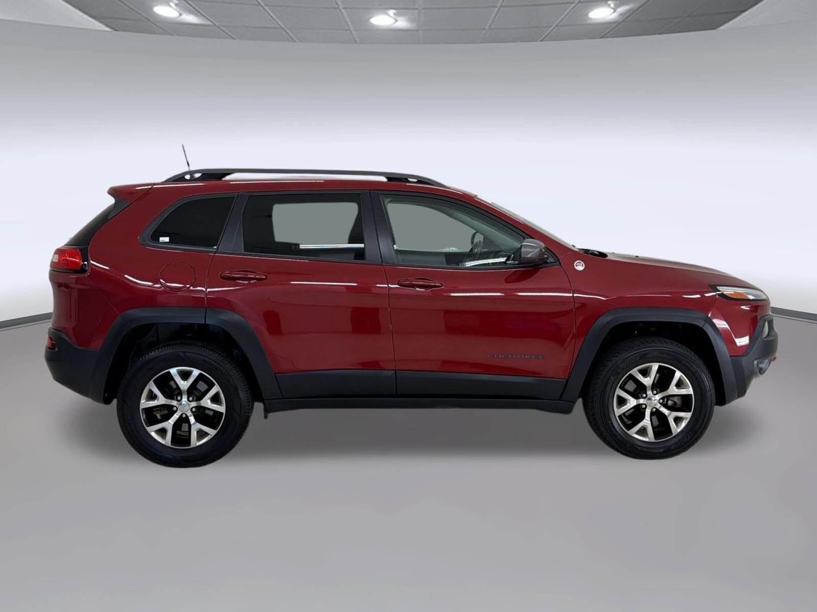 Used 2017 Jeep Cherokee Trailhawk w/ Cold Weather Group AWD/4WD image 8