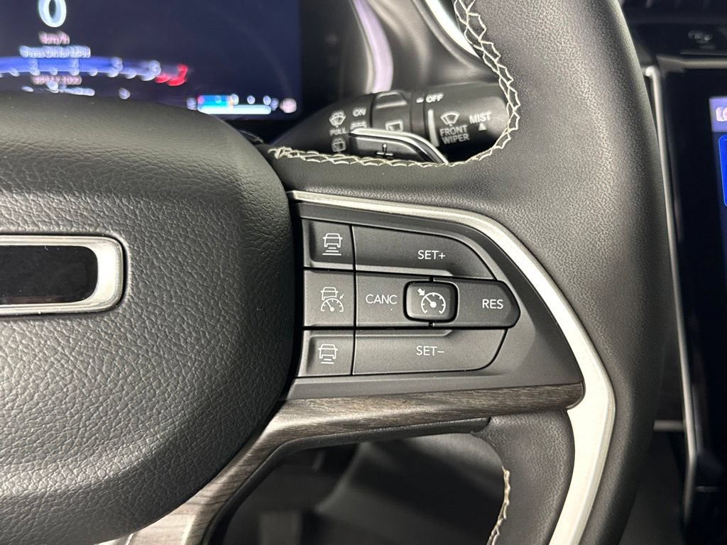 Certified 2023 Jeep Grand Cherokee Limited w/ Black Appearance Package AWD/4WD image 12