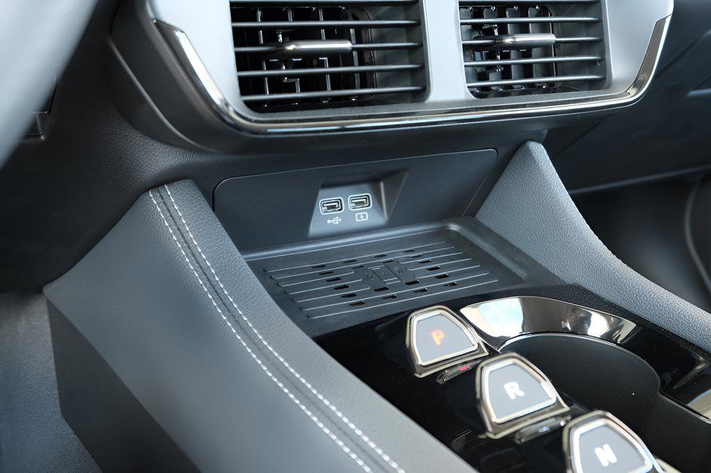 New 2025 VinFast VF 8 Eco image 28