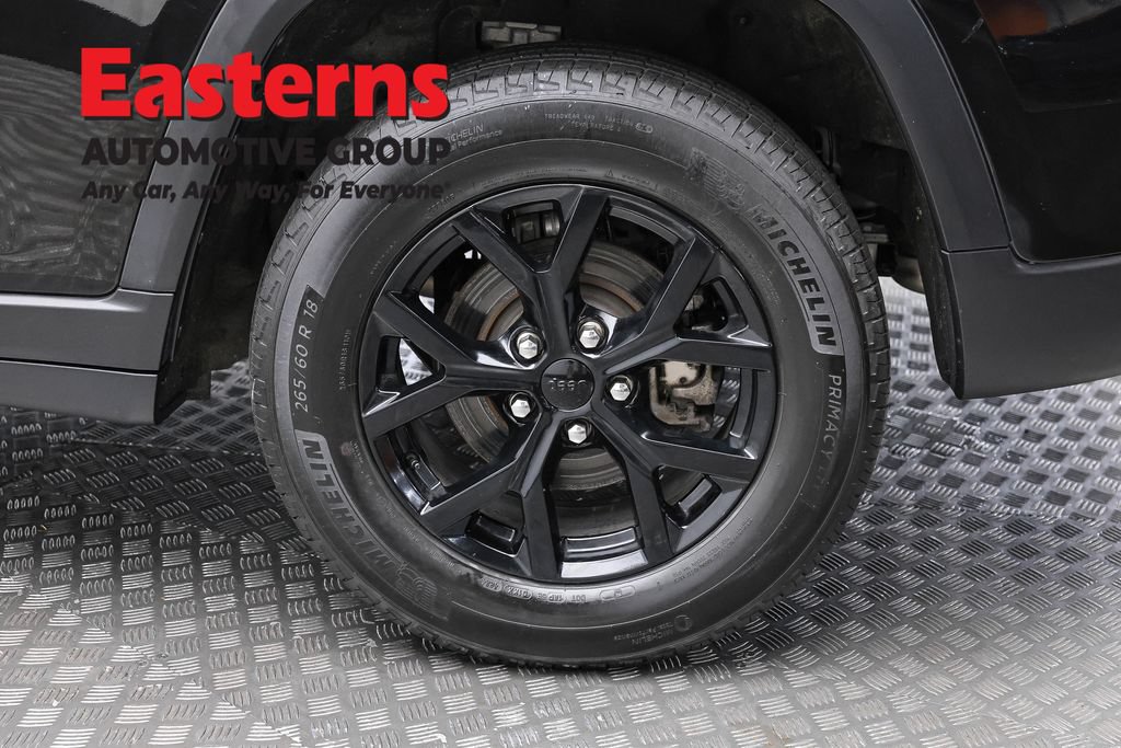 Used 2025 Jeep Grand Cherokee Altitude AWD/4WD image 8