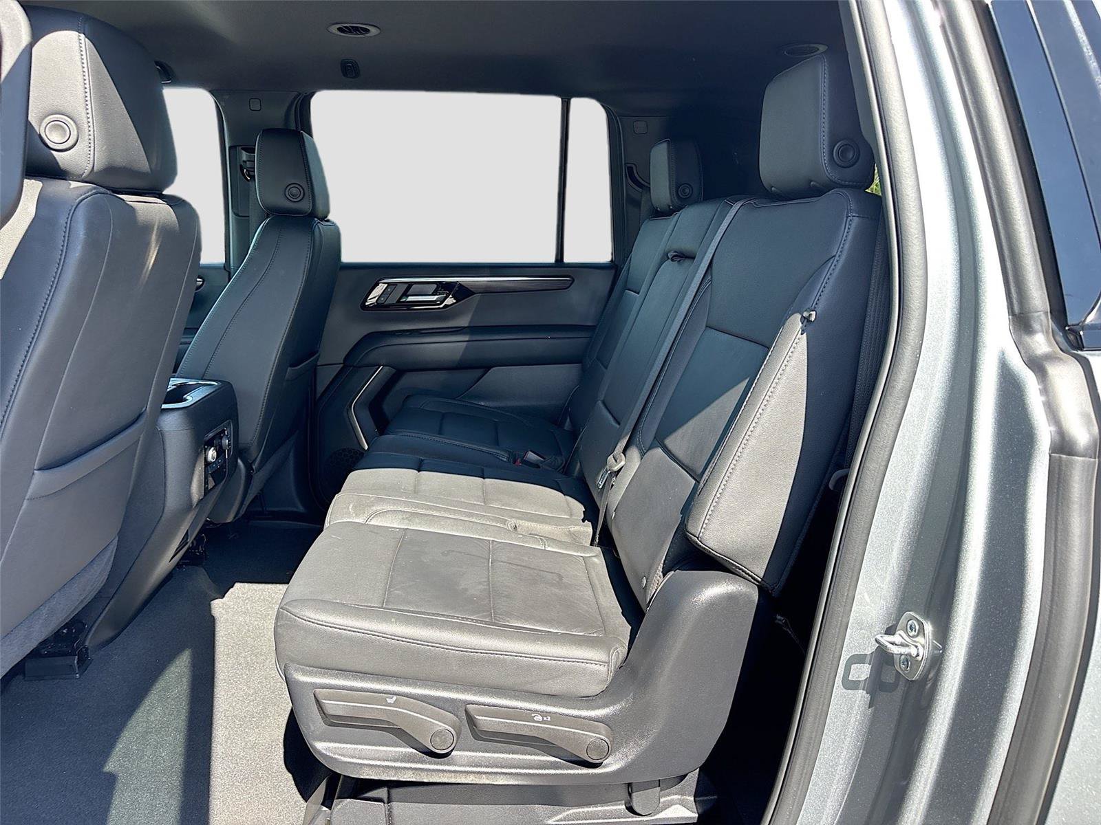 Used 2025 Chevrolet Suburban Z71 AWD/4WD image 28