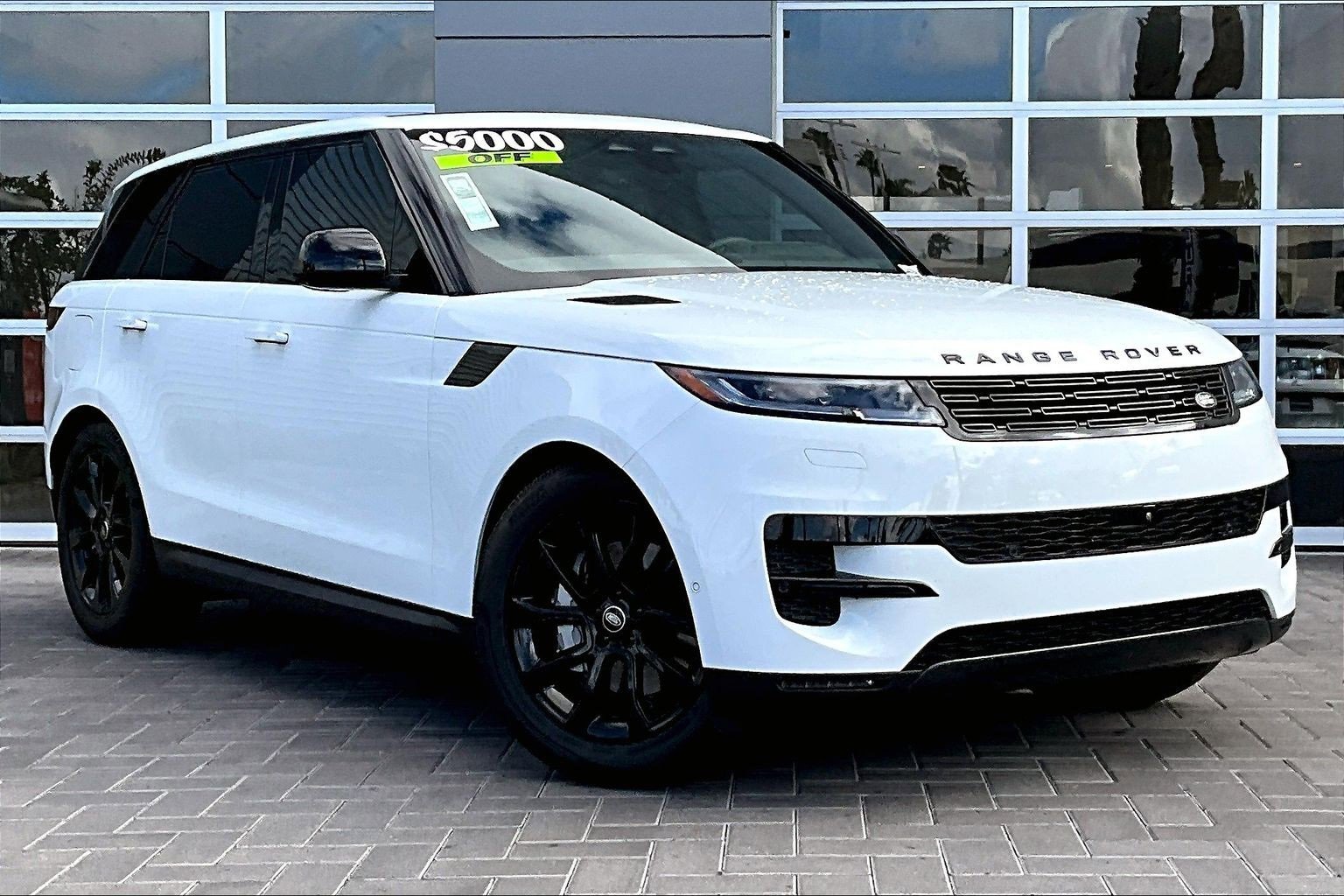 Used 2025 Land Rover Range Rover Sport SE image 3