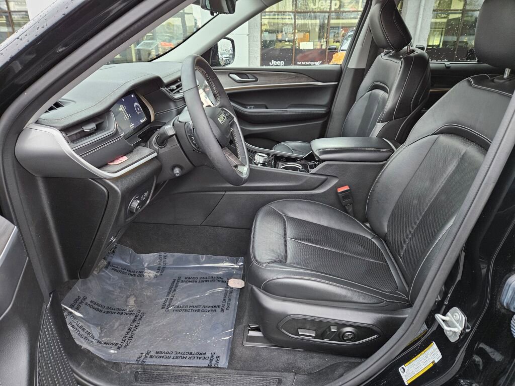 Used 2023 Jeep Grand Cherokee Limited w/ Luxury Tech Group II image 15