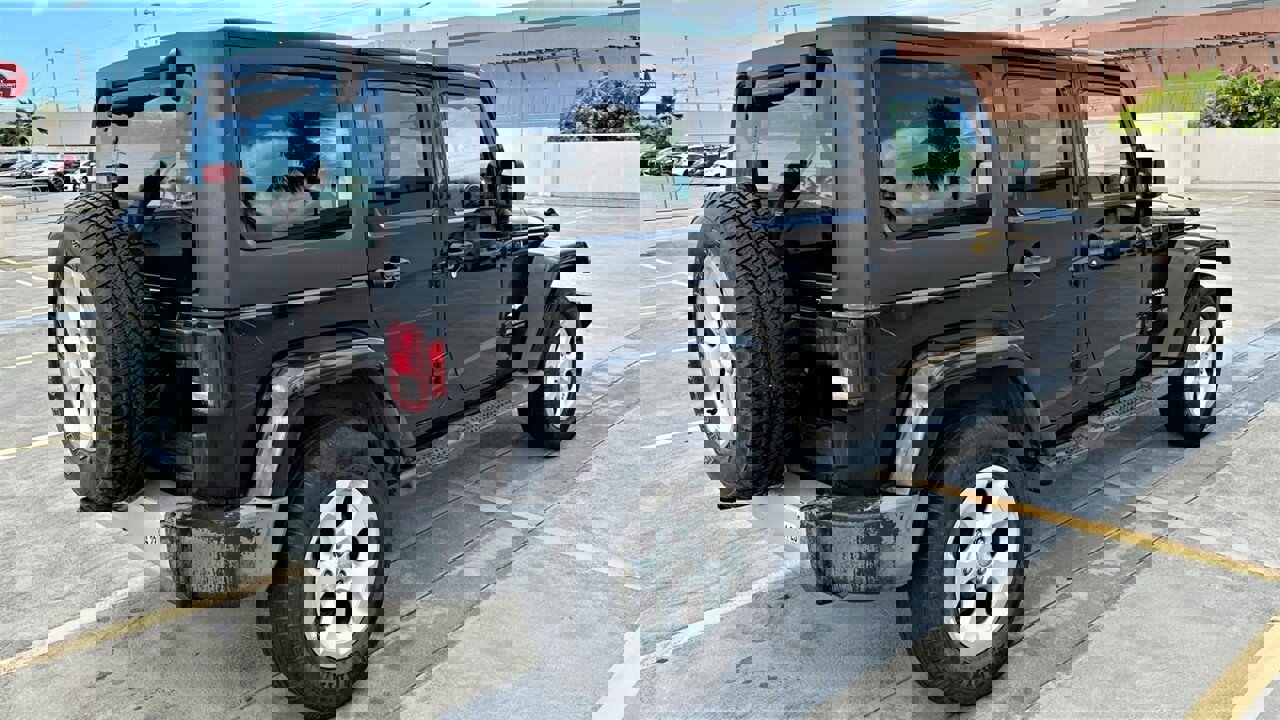 Used 2013 Jeep Wrangler Unlimited Sahara image 8