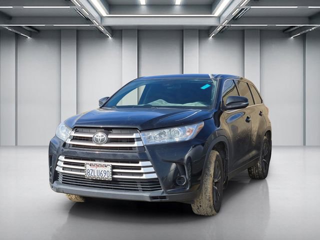 Used 2018 Toyota Highlander LE image 3