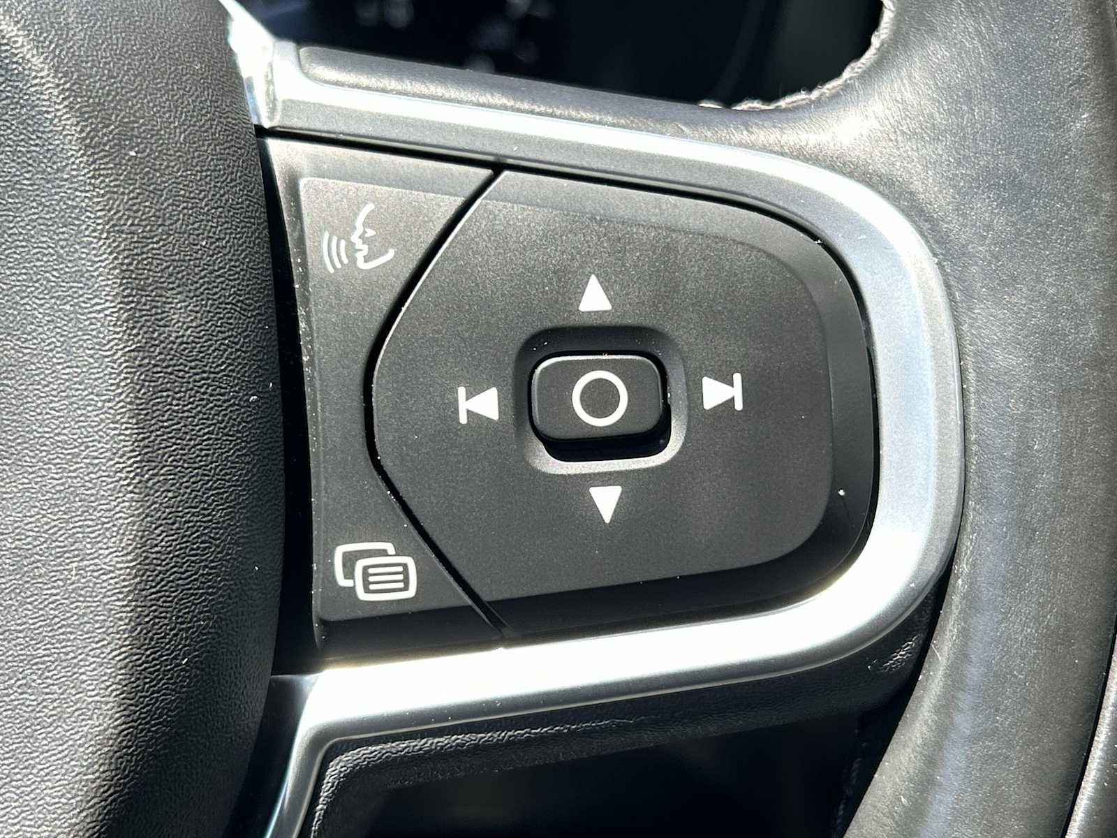 Used 2019 Volvo XC60 T5 Momentum w/ Multimedia Package AWD/4WD image 17