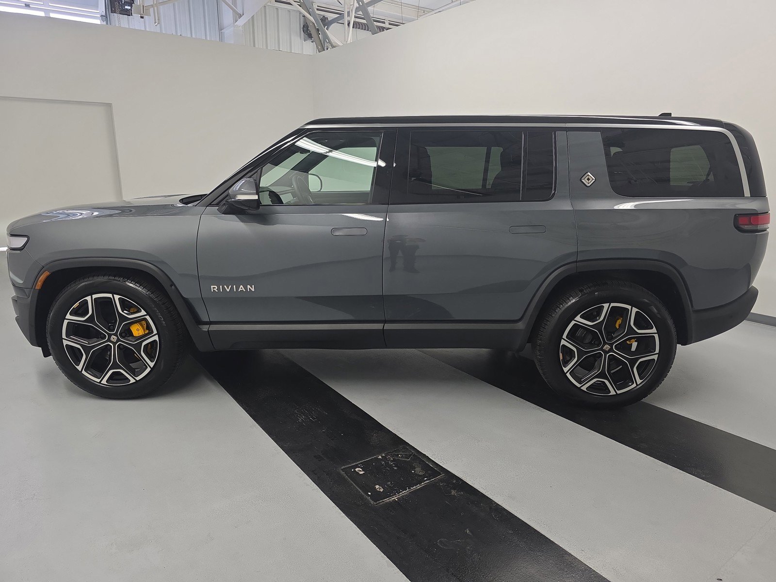Used 2024 Rivian R1S Adventure AWD/4WD image 2