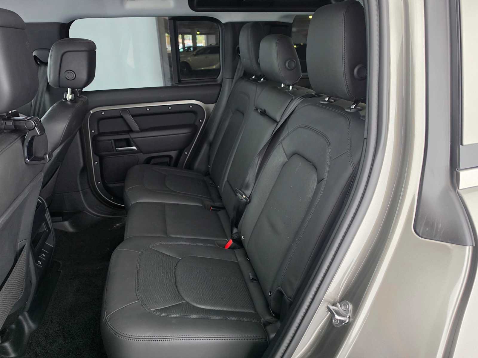 Used 2025 Land Rover Defender 110 X-Dynamic SE AWD/4WD image 17