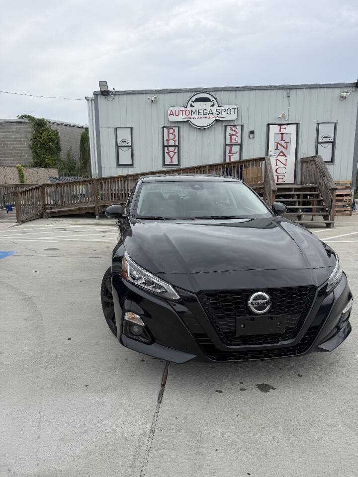 Used 2022 Nissan Altima 2.5 SR w/ Midnight Edition Package FWD image 3