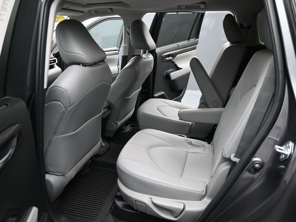 Used 2024 Toyota Highlander Limited AWD/4WD image 16