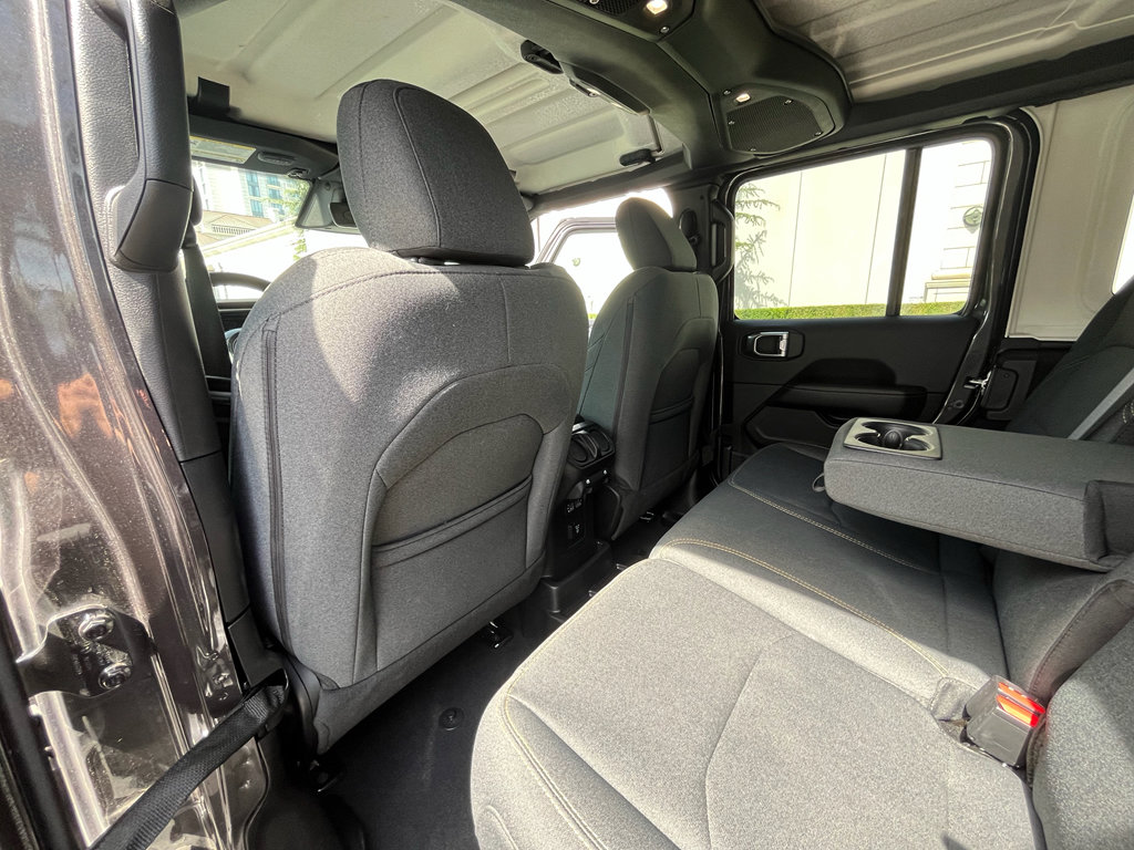 Used 2025 Jeep Wrangler Sahara image 33