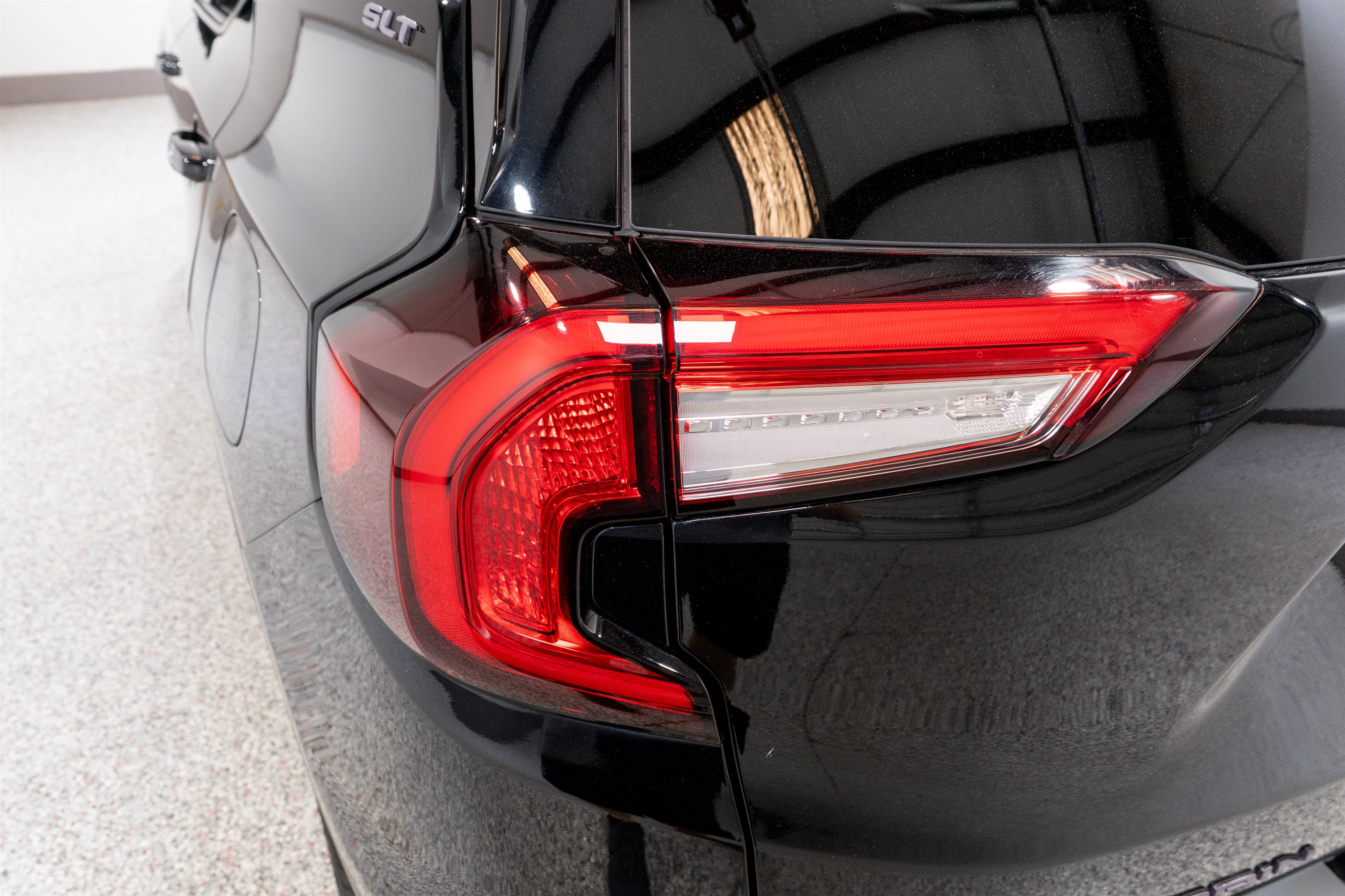 Used 2024 GMC Terrain SLT w/ Infotainment Package II FWD image 9