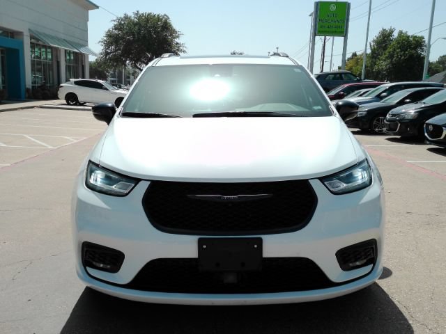 Used 2025 Chrysler Pacifica Limited FWD image 3