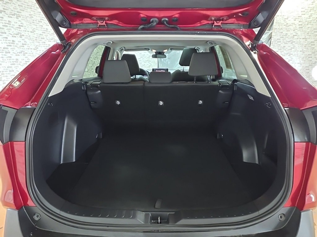 Used 2021 Toyota RAV4 XLE w/ Convenience Package image 12