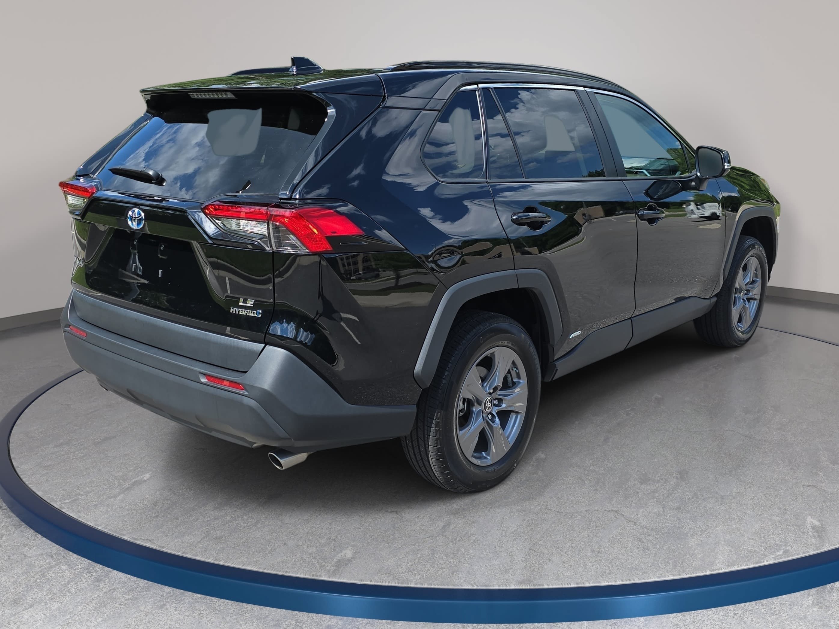 Certified 2024 Toyota RAV4 LE AWD/4WD image 5