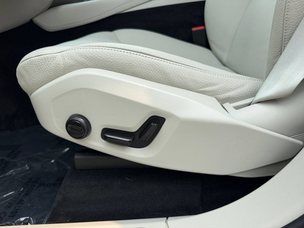 Certified 2023 Volvo XC90 B6 Plus AWD/4WD image 17