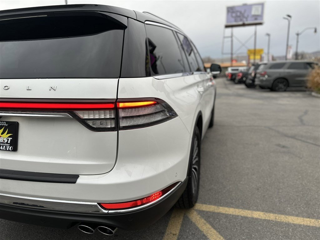 Used 2022 Lincoln Aviator Reserve w/ Equipment Group 201A image 12