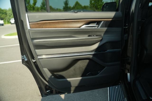 Used 2023 Jeep Grand Wagoneer Series II AWD/4WD image 17