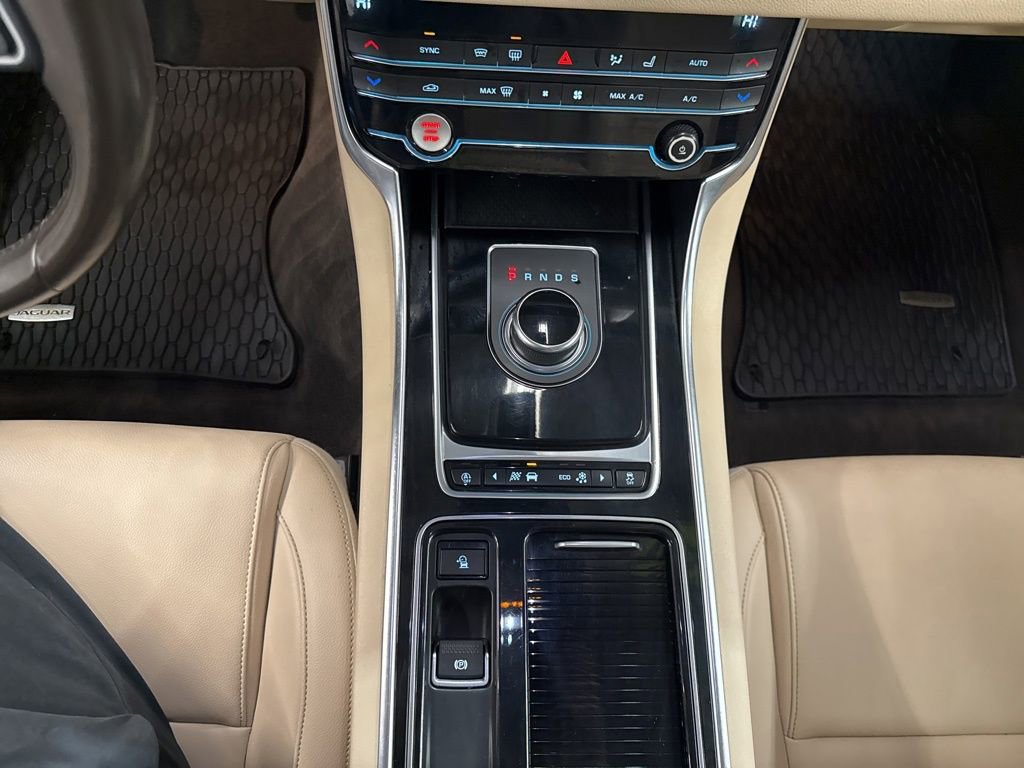 Used 2020 Jaguar XF Premium image 18