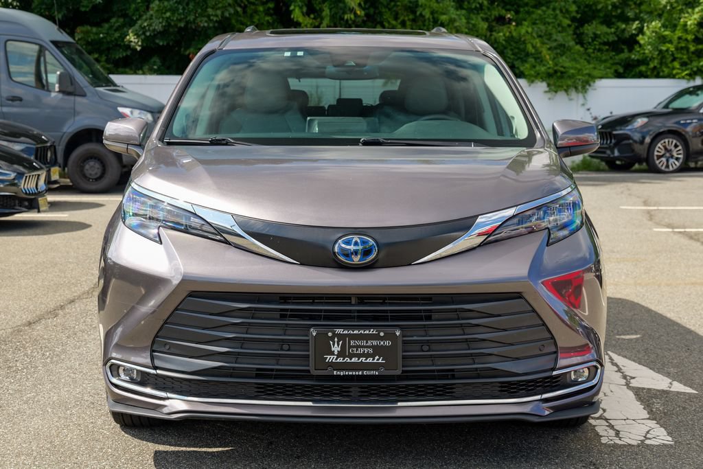 Used 2024 Toyota Sienna XLE w/ XLE Plus Package FWD image 2