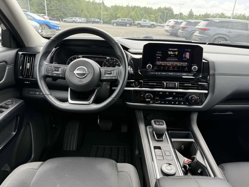 Used 2025 Nissan Pathfinder SV image 8