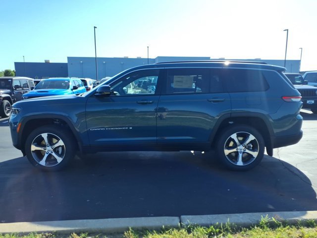 New 2026 Jeep Grand Cherokee L Limited w/ Luxury Tech Group II AWD/4WD image 3