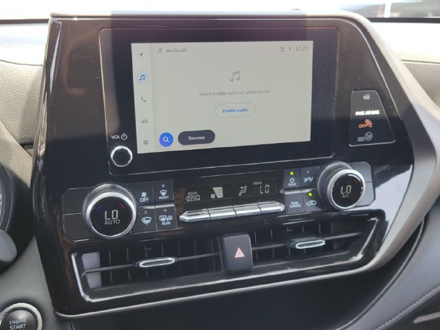 Used 2025 Toyota Highlander LE FWD image 11