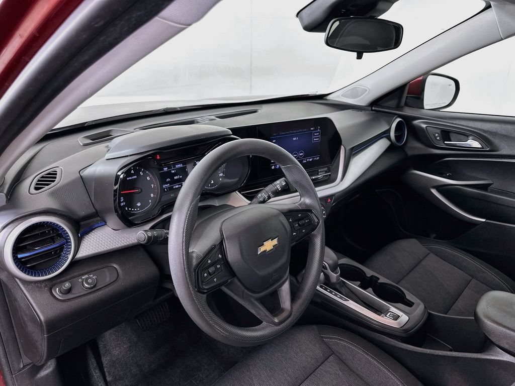 Used 2024 Chevrolet Trax LS w/ LS Convenience Package FWD image 9