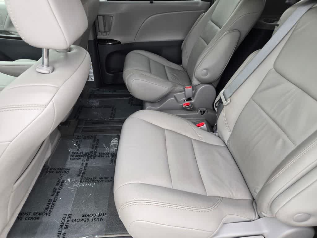Used 2018 Toyota Sienna XLE w/ XLE Navigation Package FWD image 12