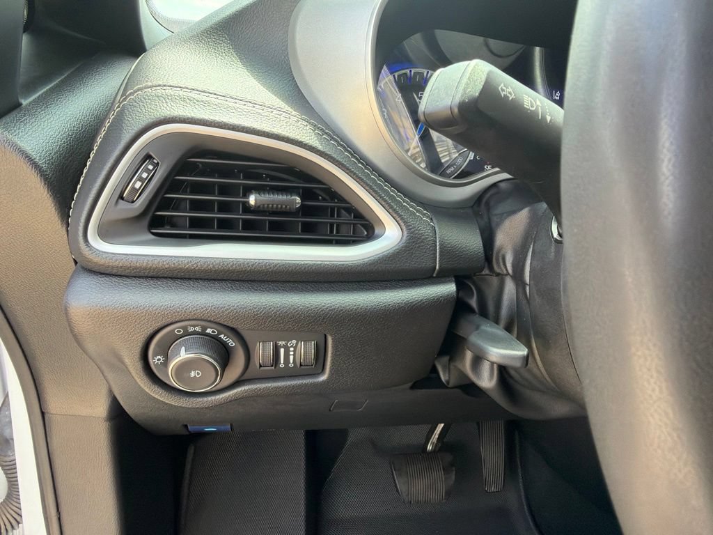 Used 2024 Chrysler Pacifica Touring FWD image 25