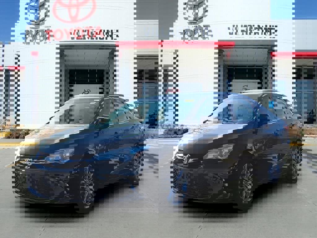 Used 2017 Toyota Camry SE image 1