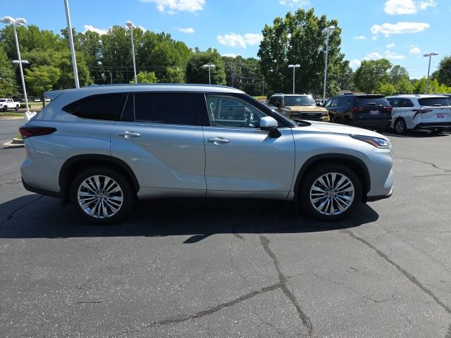 Used 2024 Toyota Highlander Platinum FWD image 7