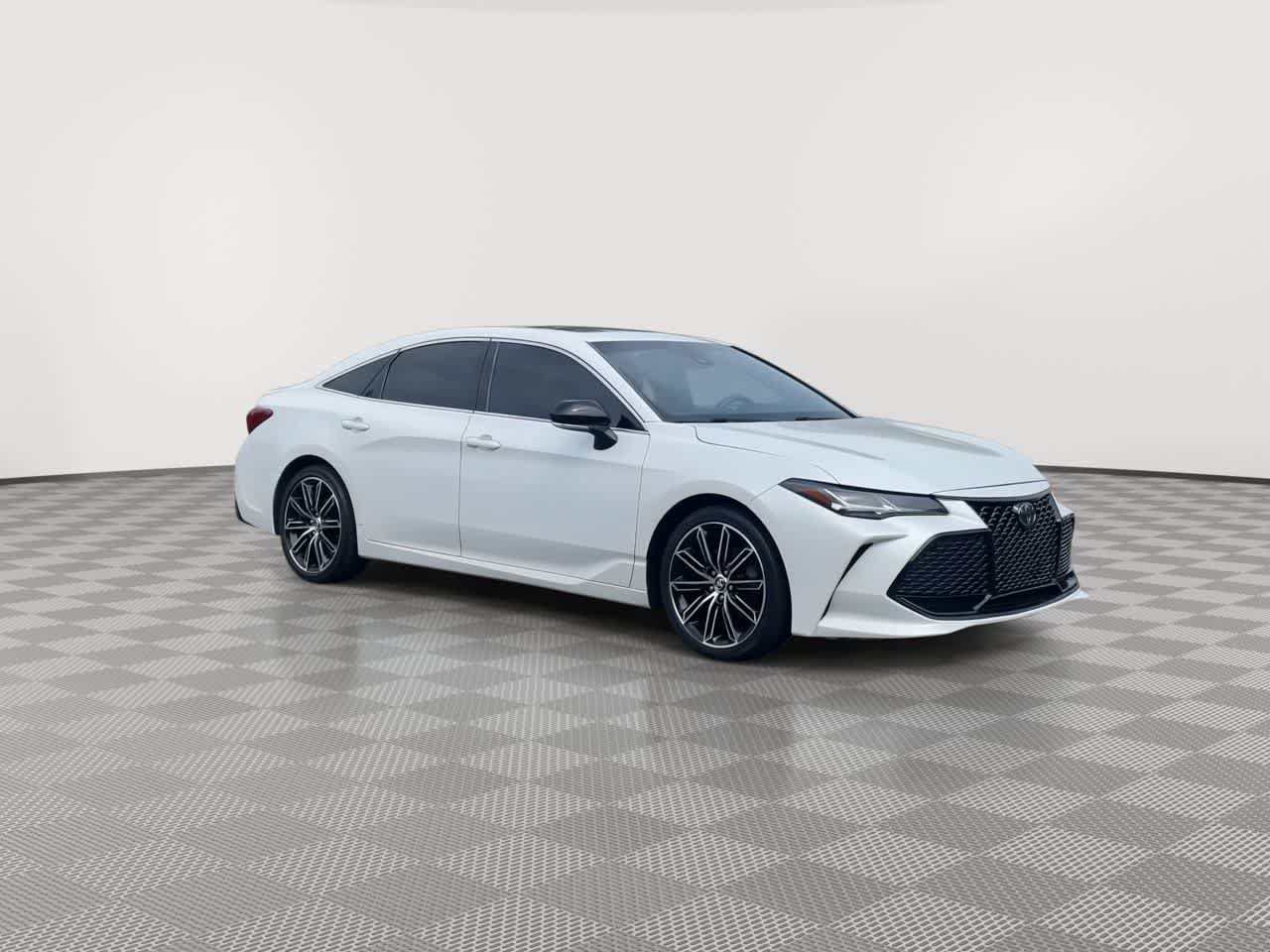 Used 2019 Toyota Avalon Touring FWD image 2