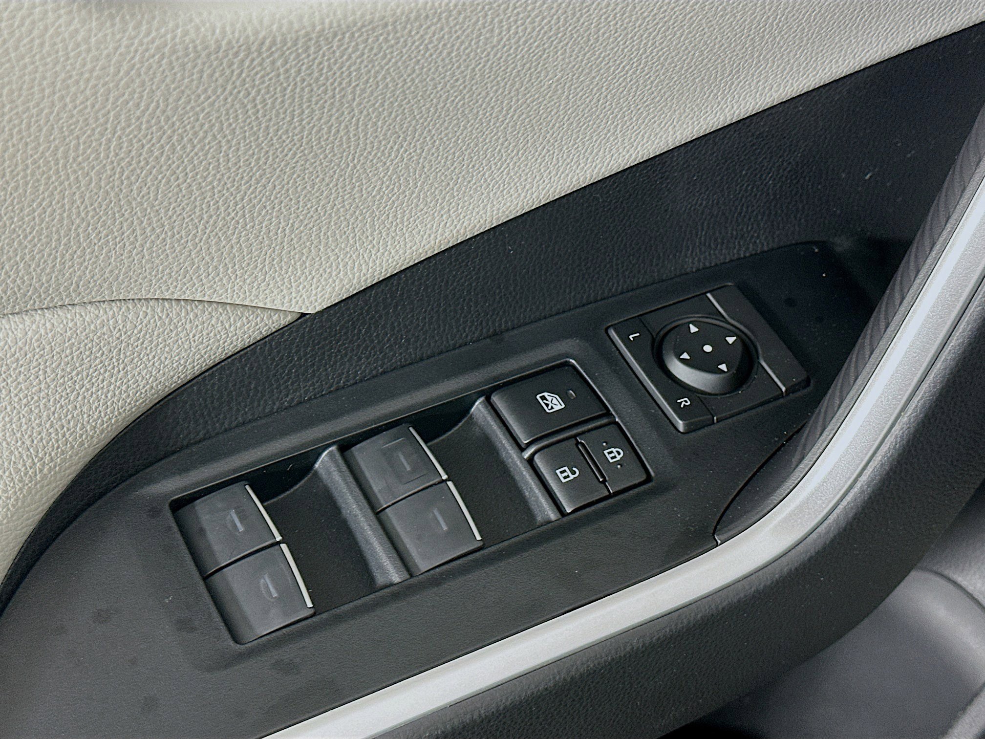 Used 2025 Toyota RAV4 XLE w/ Convenience Package image 15