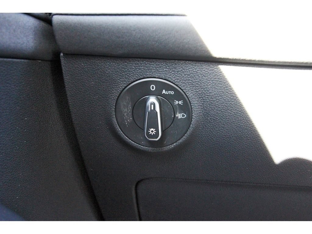 Certified 2025 Volkswagen Taos SE FWD image 23